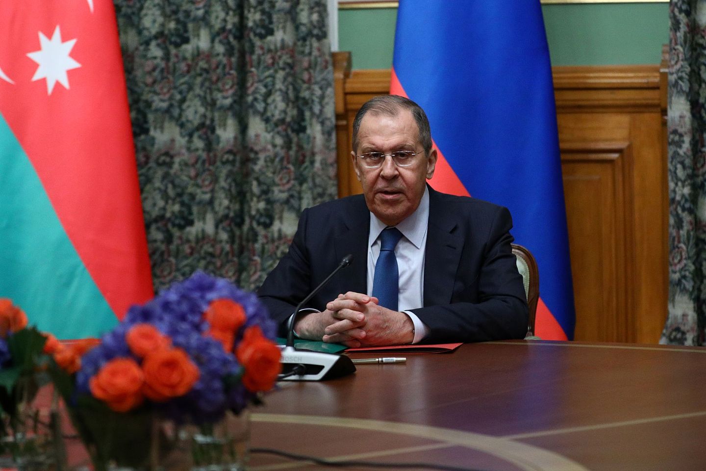 亚美尼亚及阿塞拜疆停火：图为10月9日俄、亚及阿三国外长在莫斯科开会，俄罗斯外长拉伕罗夫出席会议。（Reuters）