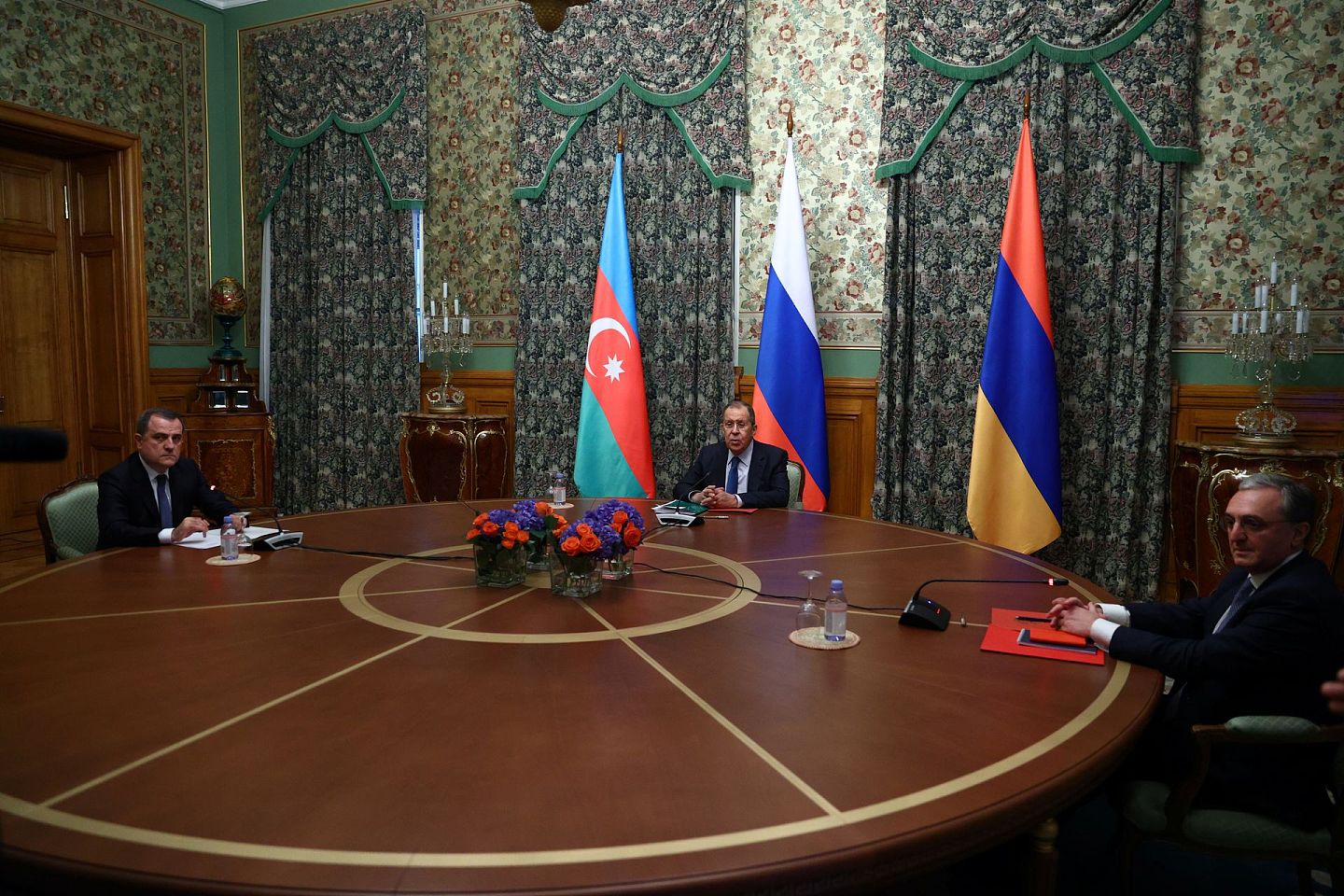 亚美尼亚及阿塞拜疆停火：图为10月9日俄、亚及阿三国外长在莫斯科开会。（Reuters）