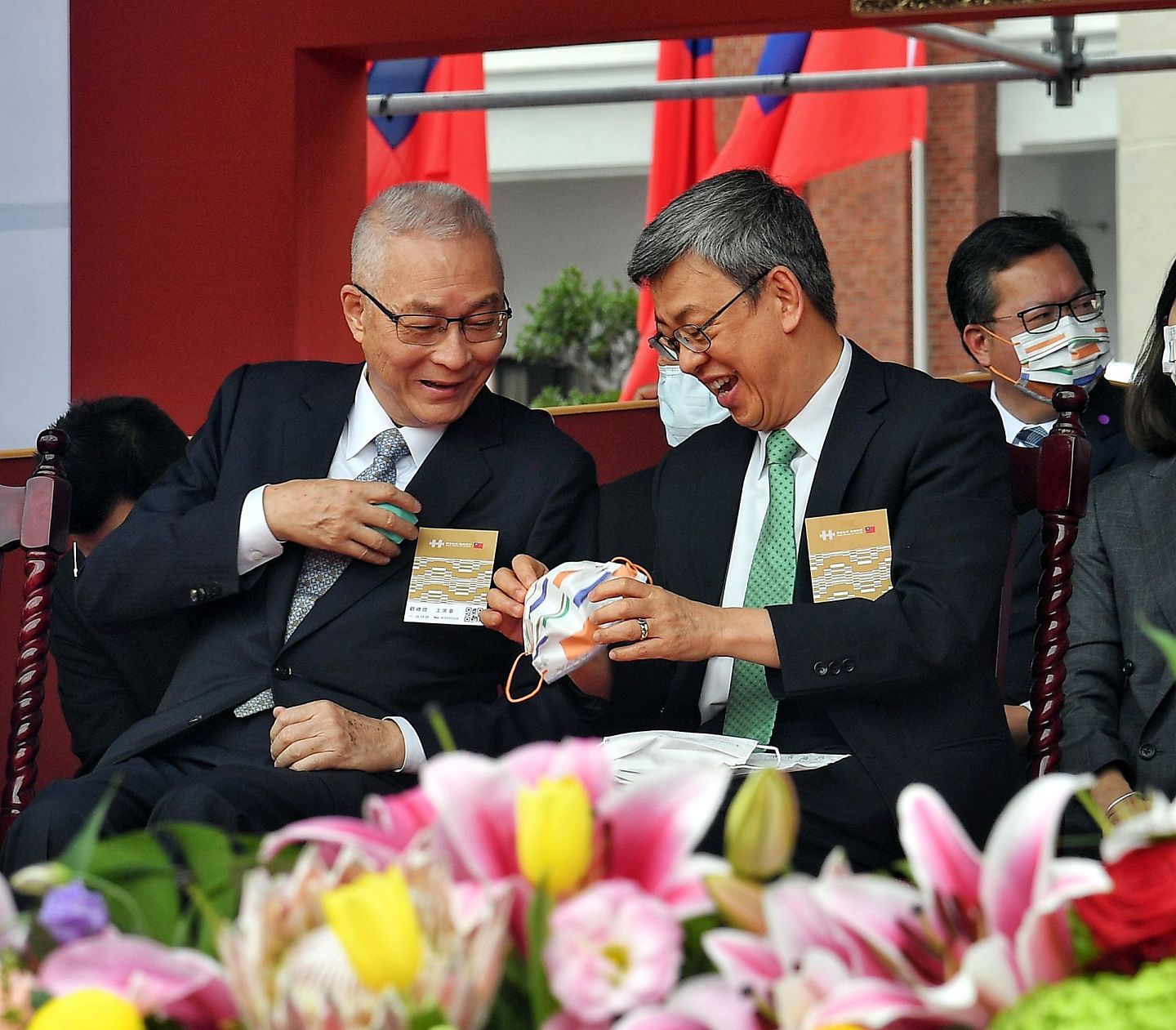 10月10日，台湾举办了双十庆典。 前吴敦义（左）、陈建仁（右）都出席。 （中央社）