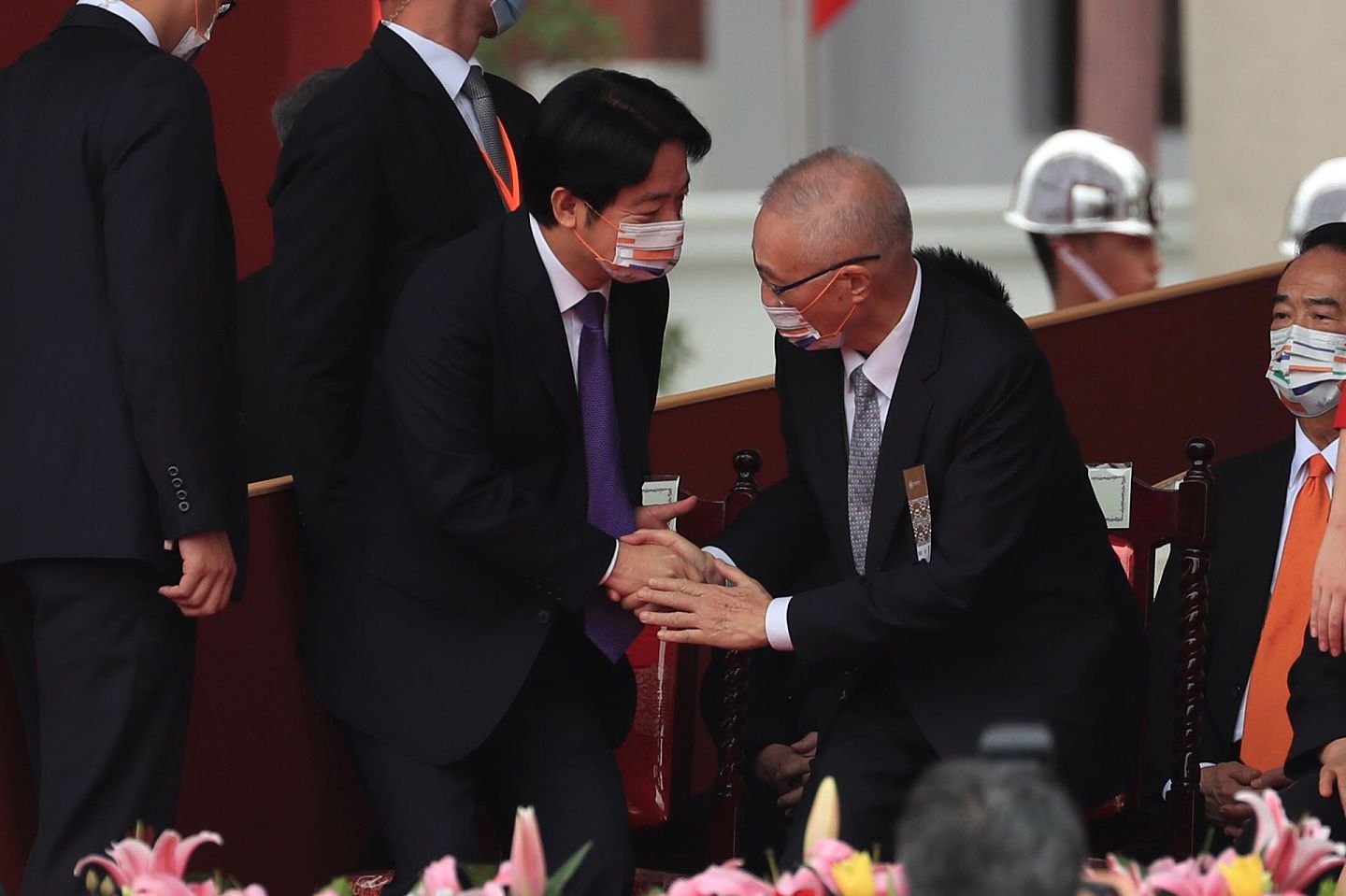 10月10日，台湾举办了双十庆典。 赖清德（左）与前吴敦义（右2）握手致意。 （中央社）