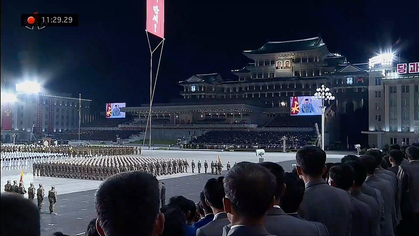 这次阅兵式在平壤的金日成广场举行。 （朝鲜中央电视台视频截图）