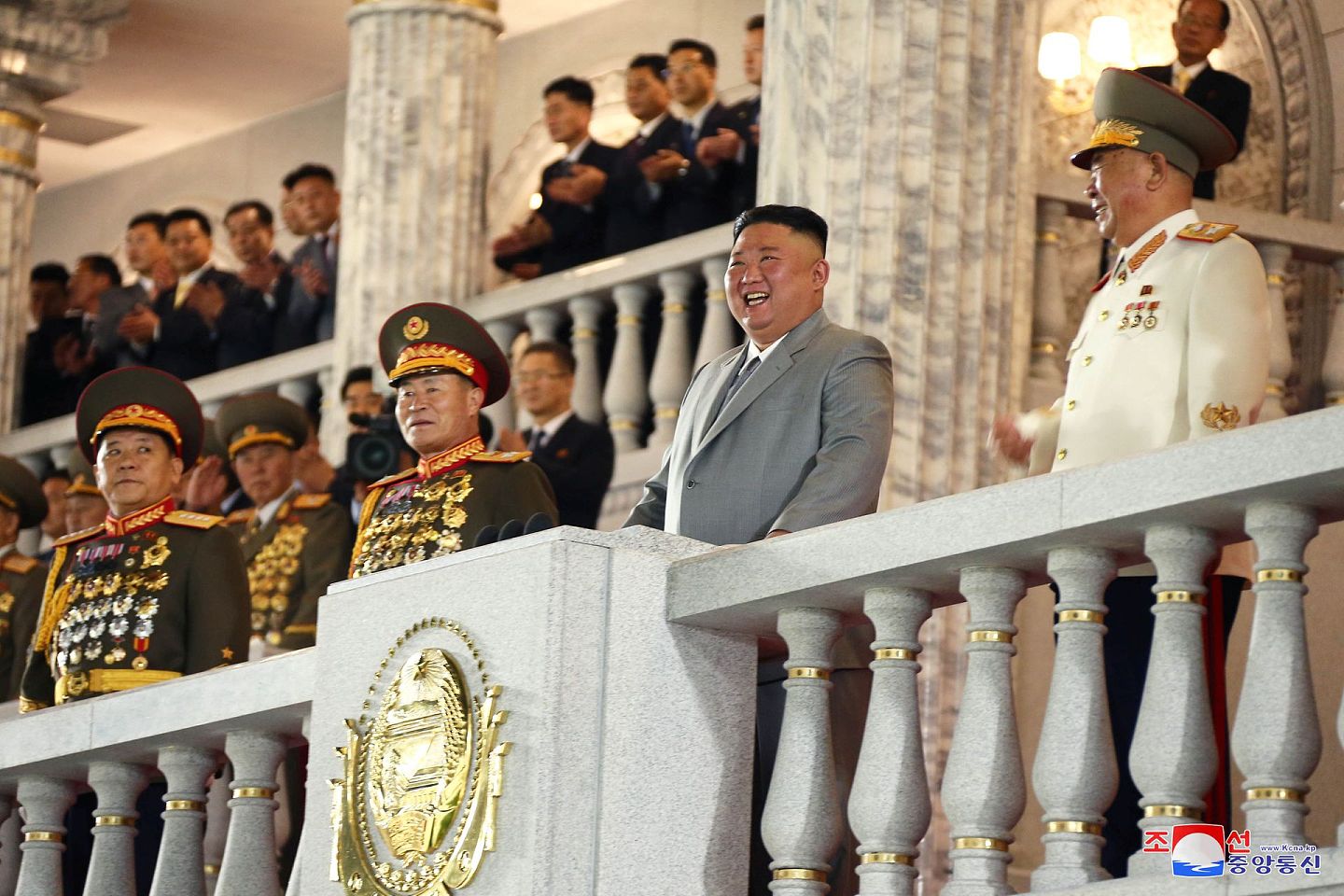 图为10月10日，朝鲜领袖金正恩观看军演。 （Reuters）
