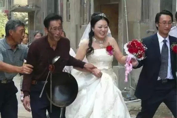 “婚礼当天被扒光、关铁笼、扔鸡蛋”：中国式婚闹，停停吧（组图） - 21