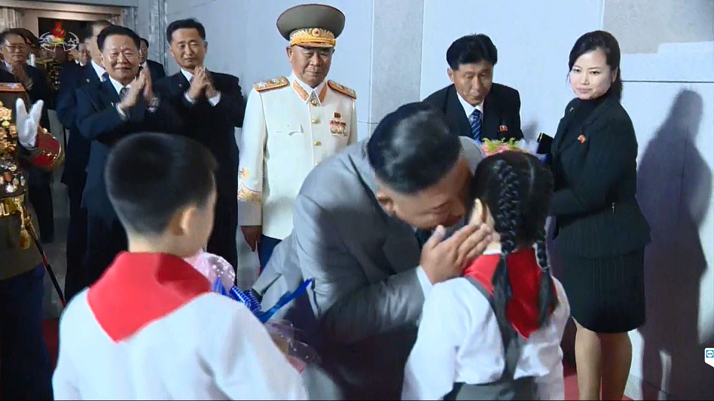 朝鲜中央电视台画面显示，劳动党宣传鼓动部副部长玄松月（右一）陪同金正恩参加阅兵式。（Reuters）