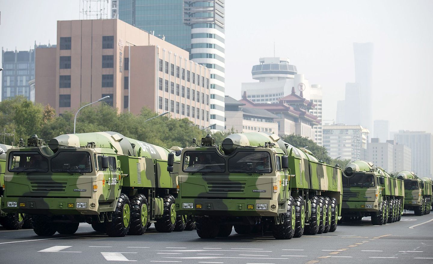 中国火箭军弹道导弹在攻击目标时，也需要借助卫星来确定位置。（新华社）