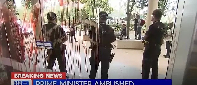 澳总理造访UQ，难民抗议者现场围堵，泼油漆！莫里森被警察护送离开（组图） - 9