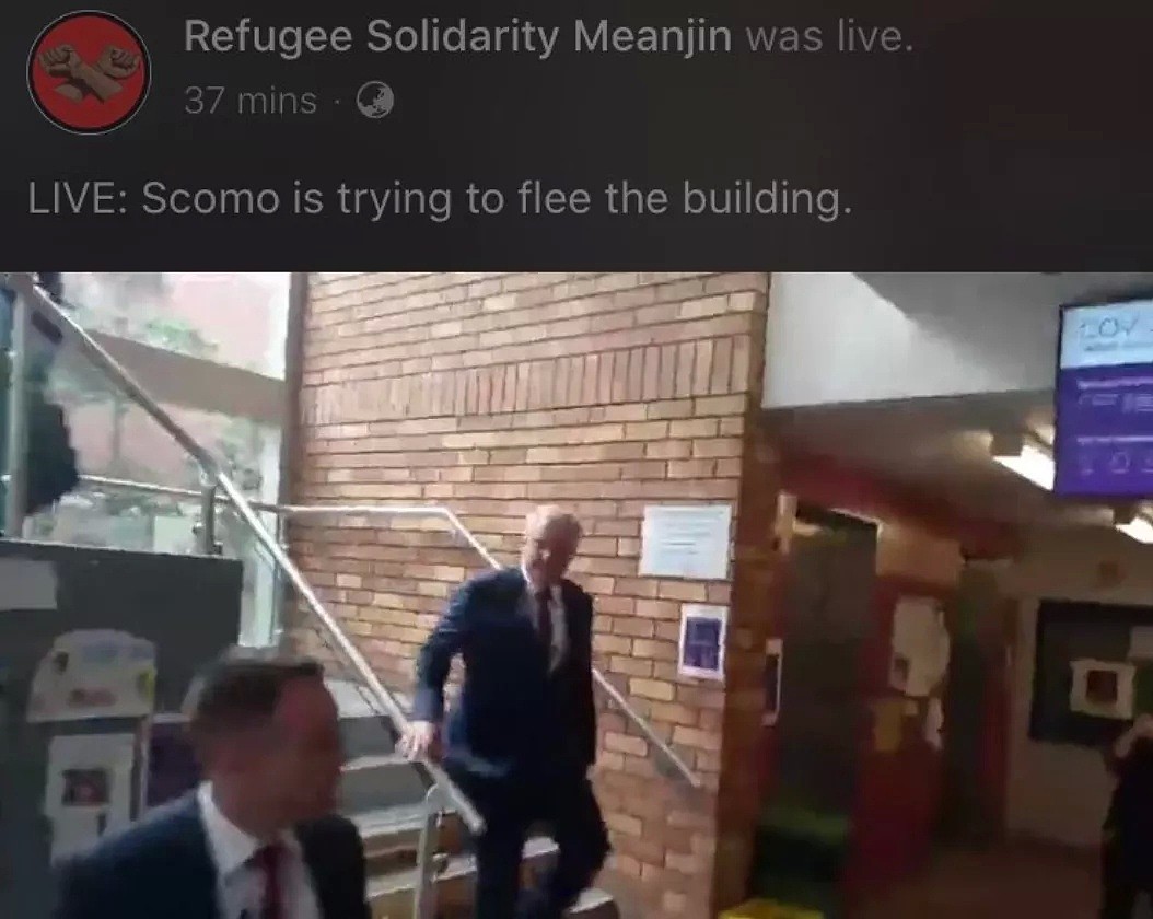 澳总理造访UQ，难民抗议者现场围堵，泼油漆！莫里森被警察护送离开（组图） - 10