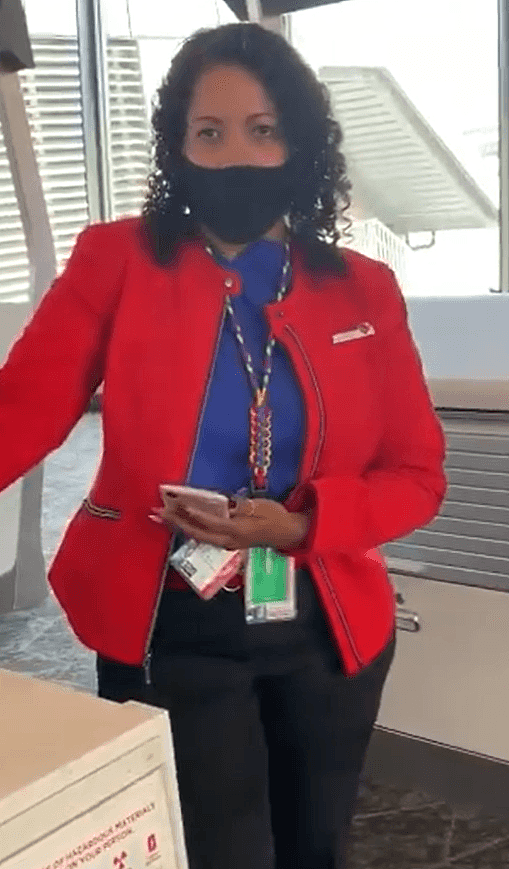 女网红穿比基尼乘机，机场人员以“淫乱”为由拒绝登机（组图） - 8