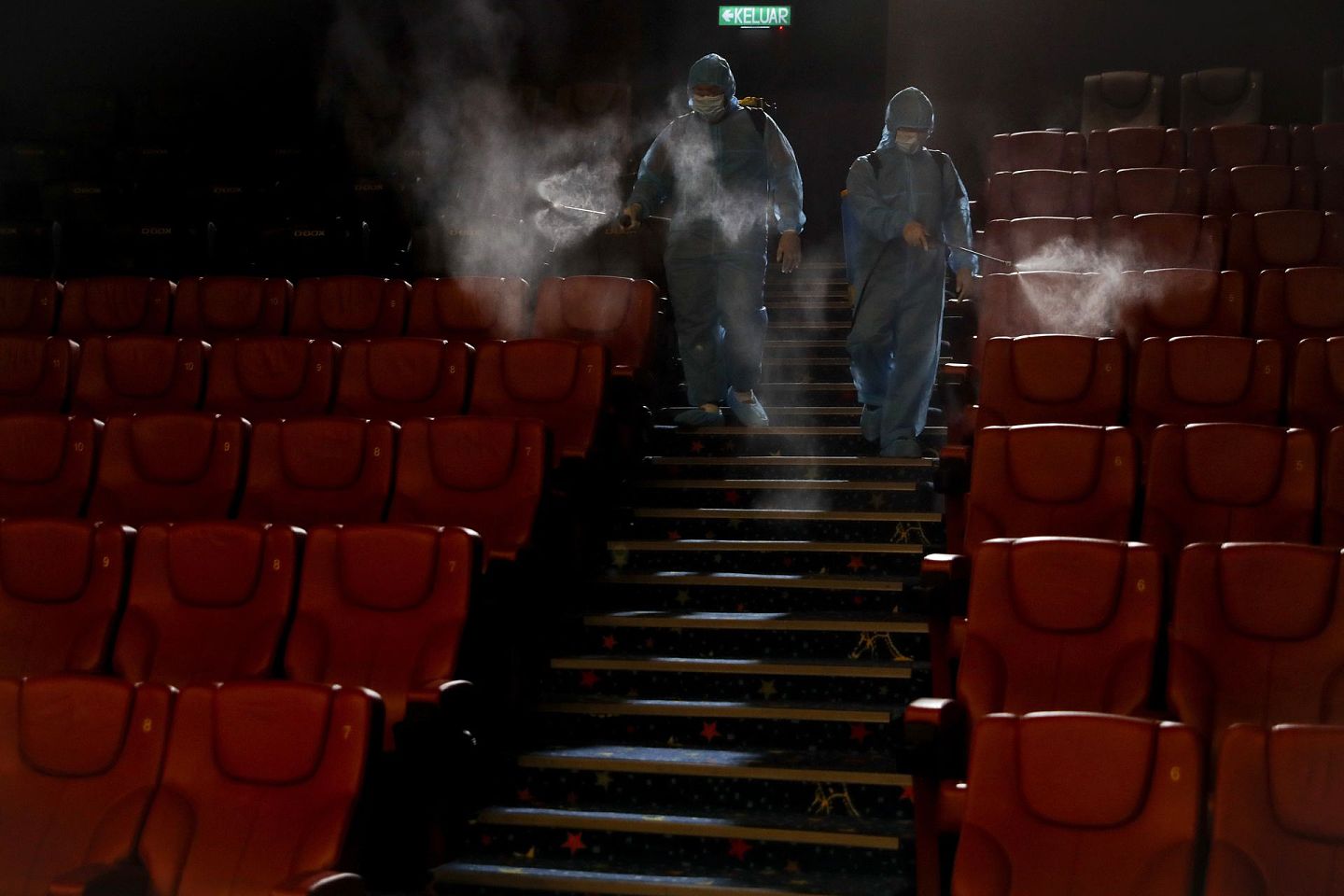 中国疫情暂缓，影院开放，仍然需要对观影场所进行消毒。图为2020年7月19日广西南宁市一家影院内的工作人员正在消毒。（VCG）