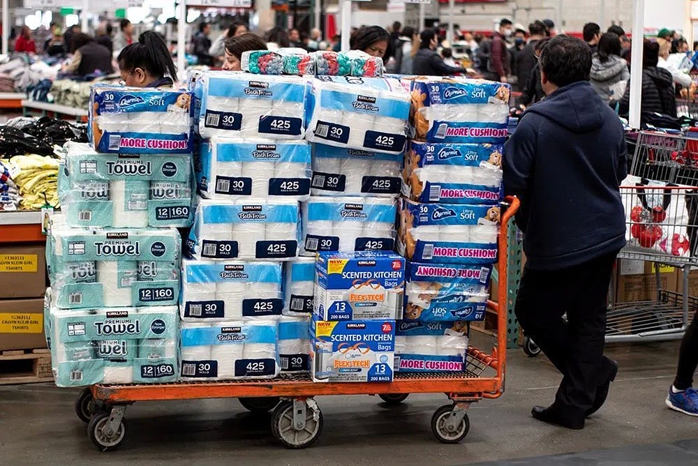疯狂！疫情反扑，大妈冲进超市狂囤200包厕纸，豪掷4万扫光货架（组图） - 6