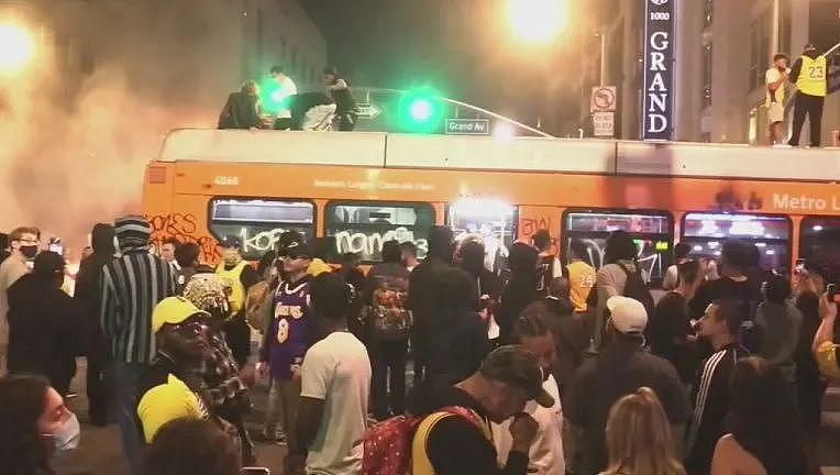洛杉矶湖人队夺冠，球迷庆祝现场演变成暴力冲突；导致76人被捕、8名警察受伤 - 5