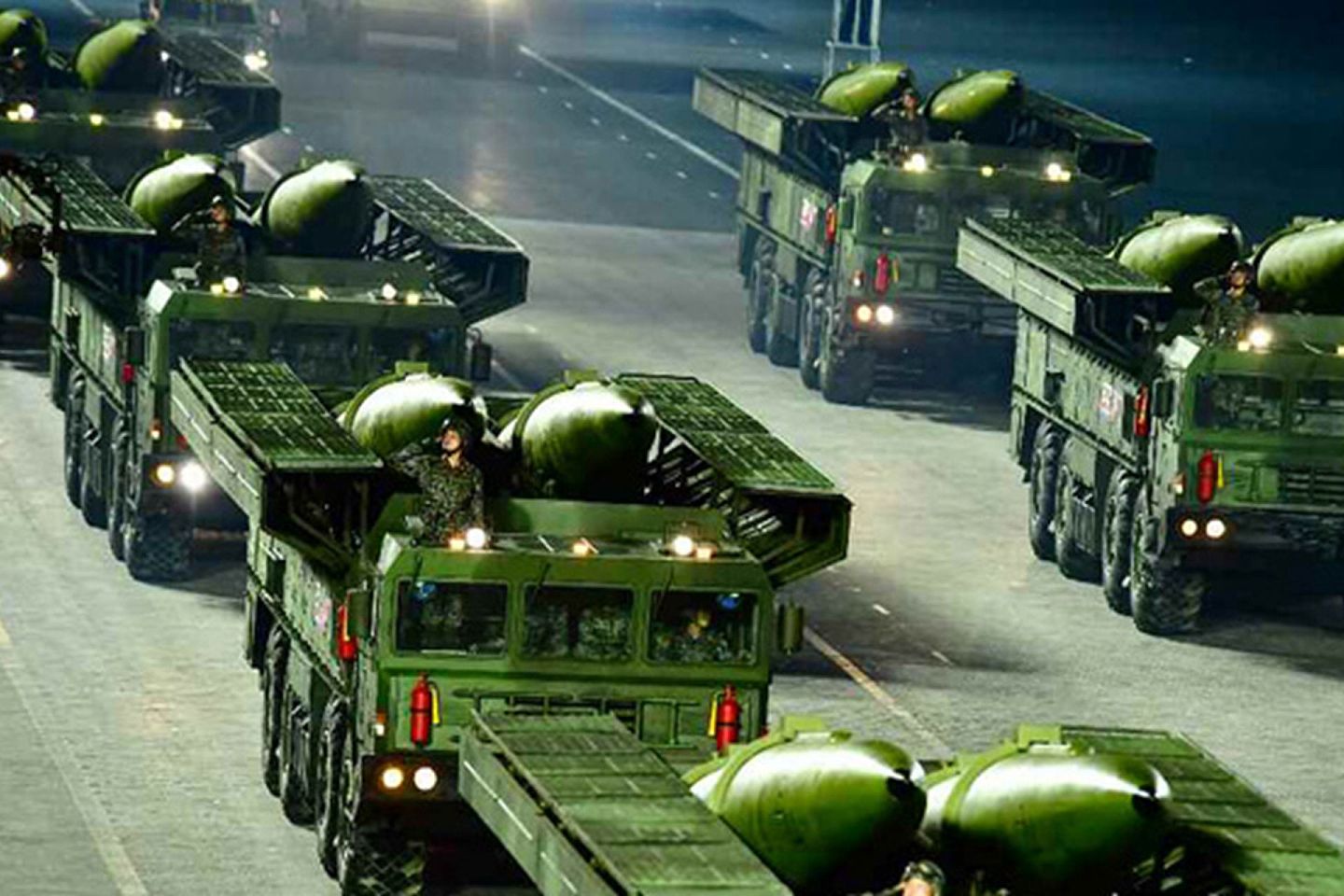 2020年10月10日，朝鲜在平壤举行大阅兵，展示多种新型武器装备。图为朝军展示的短程地地弹道导弹。（朝中社）