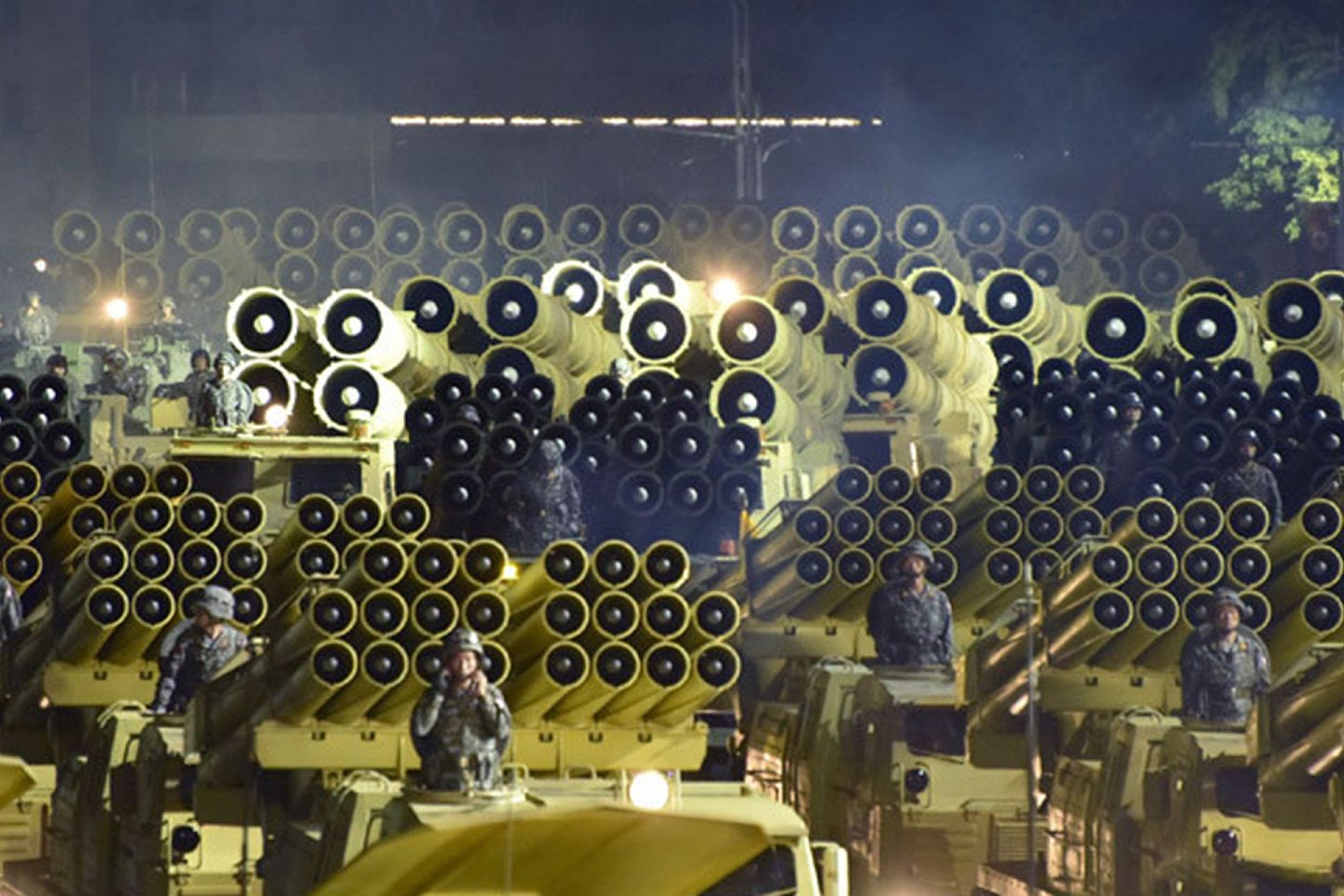 2020年10月10日，朝鲜在平壤举行大阅兵，展示多种新型武器装备。图为朝军展示的各种型号大口径火箭炮。（朝中社）