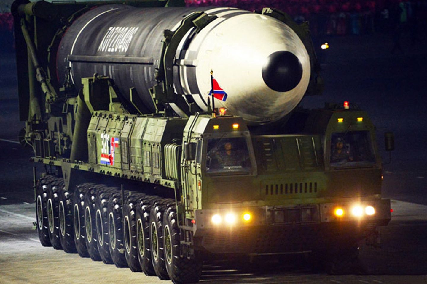2020年10月10日，朝鲜在平壤举行大阅兵，展示多种新型武器装备。图为朝军展示的11轴车载机动洲际弹道导弹。（朝中社）