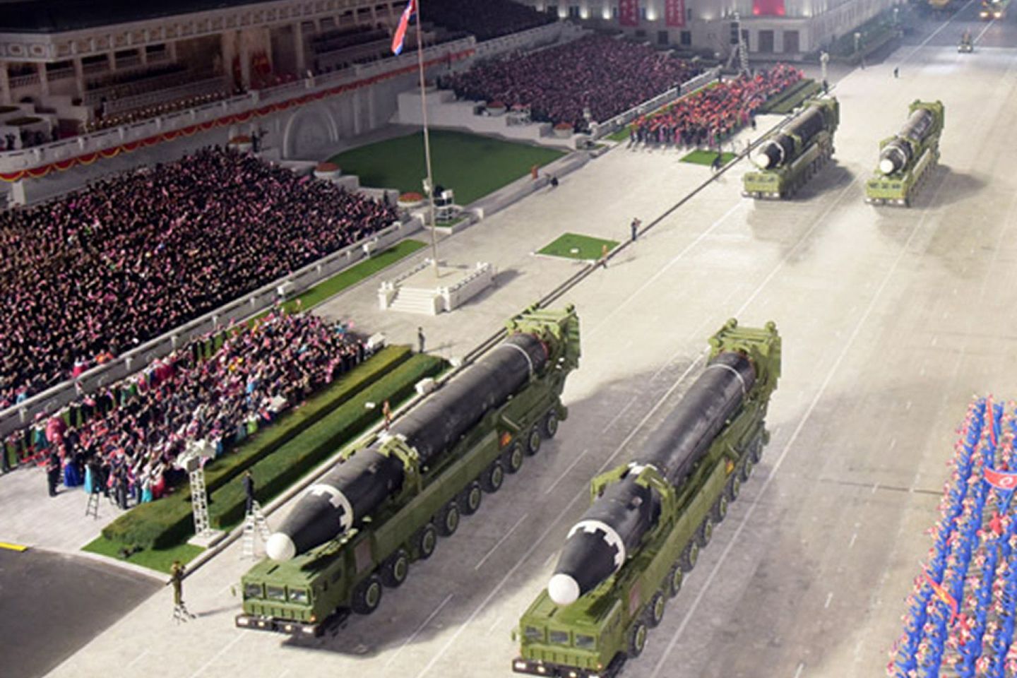 2020年10月10日，朝鲜在平壤举行大阅兵，展示多种新型武器装备。图为朝军展示的9轴车载弹道导弹。（朝中社）