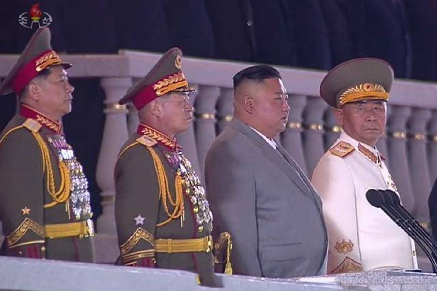 2020年10月10日，朝鲜在平壤举行大阅兵，金正恩（右二）出席。（朝中社视频截图）