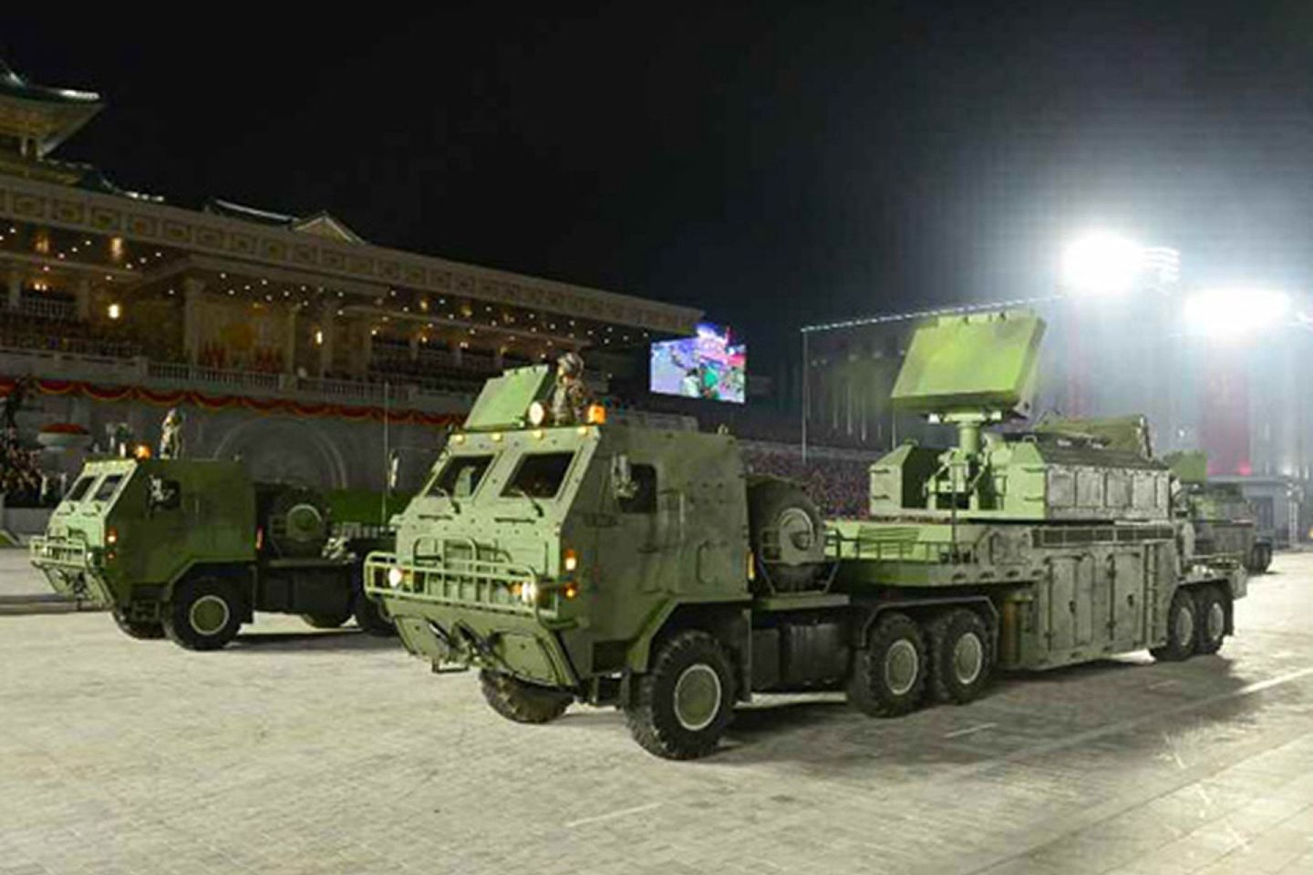 2020年10月10日，朝鲜在平壤举行大阅兵，展示多种新型武器装备。图为朝军展示的类似俄罗斯“道尔”导弹系统的新装备。（朝中社）