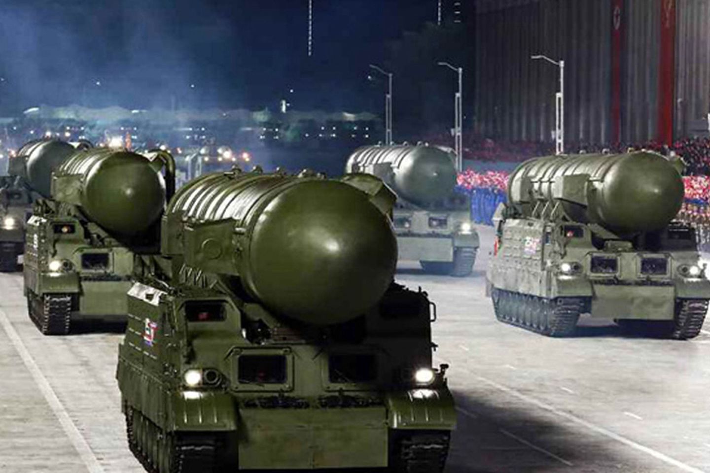 2020年10月10日，朝鲜在平壤举行大阅兵，展示多种新型武器装备。图为朝军展示的弹道导弹。（朝中社）