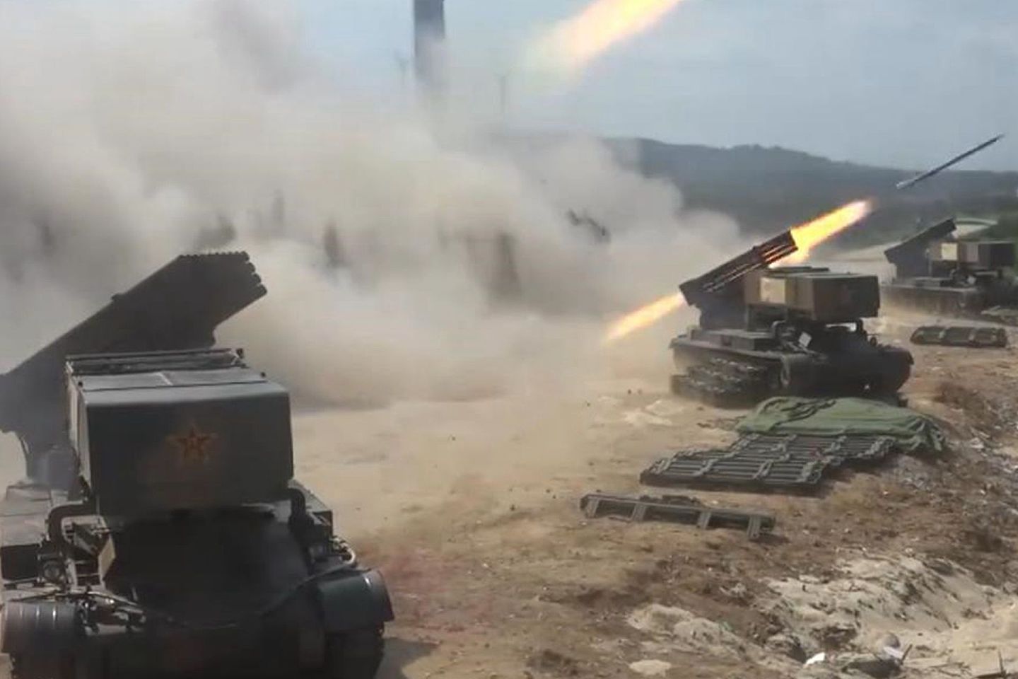 2020年10月初，解放军在台海演练登陆作战。图为火箭炮实施火力覆盖。（中国央视截图）