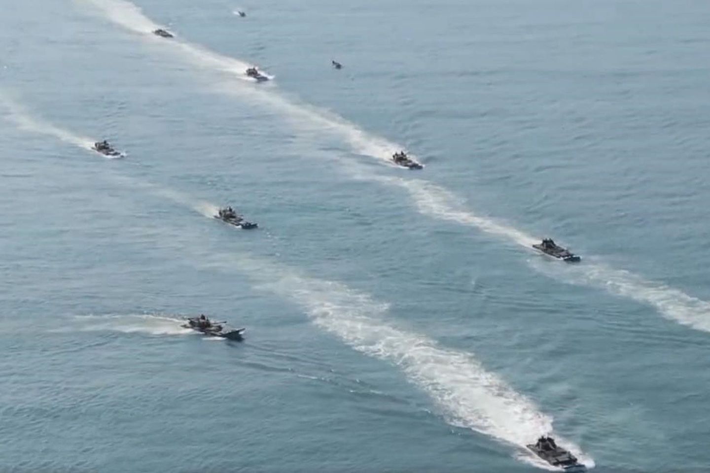 2020年10月初，解放军在台海演练登陆作战。图为解放军两栖装甲车编队涉水行进。（中国央视截图）