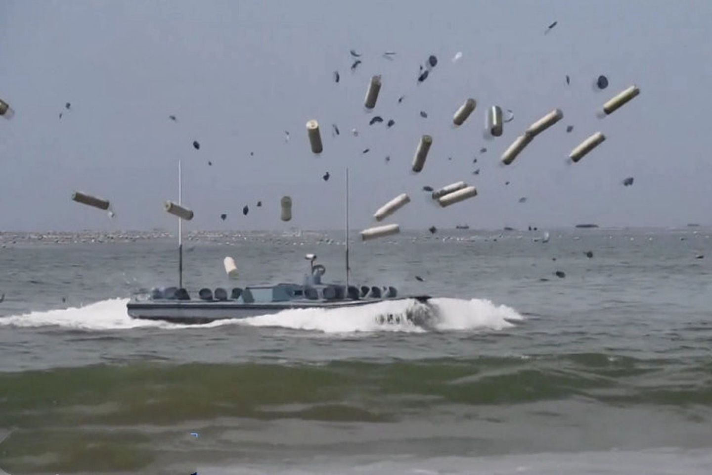 2020年10月初，解放军在台海演练登陆作战。图为无人破障船释放破障弹。（中国央视截图）