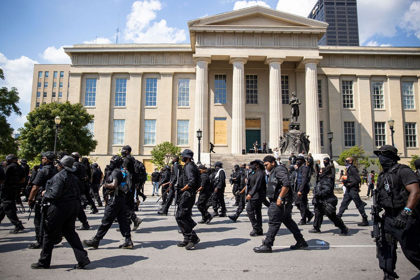 黑人枪械组织NFAC于7 月在肯塔基州路易维尔游行，期间跟白人至上主义者对峙。（Getty Images）