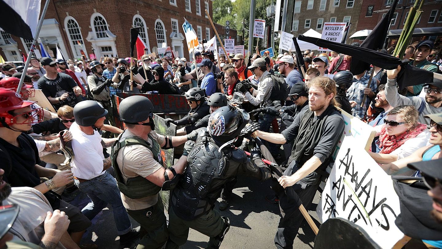 2017年维珍尼亚州夏洛茨维尔的团结右翼集会中，一批白人至上主义者与其他民众发生暴力冲突。图为2017年8月12日，双方冲突的情况。（Getty）