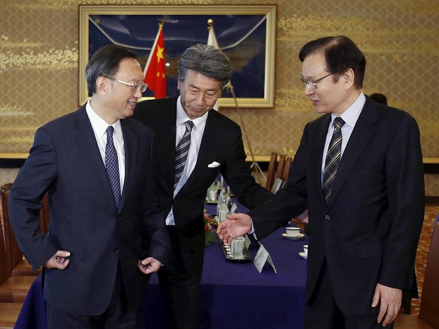 2015年10月13日，时任中国国务委员杨洁篪（左）访问日本，会晤时任日本国家安全保障局长谷内正太郎（右），现场争执钓鱼岛问题气氛尴尬。（Reuters）