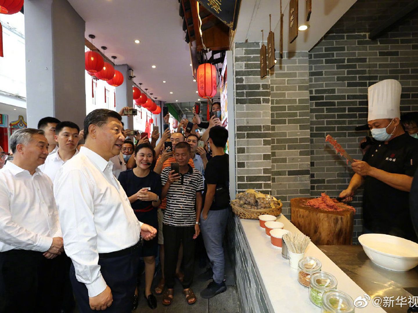 习近平（前）路过潮州美食店铺。（微博@新华视点）