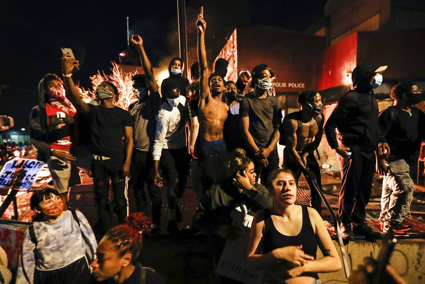 美國明尼蘇達州示威：圖為5月28日晚上，示威者在明尼阿波利斯市的警察局第三分局示威。他們身後是正在焚燒的第三分局。（AP）