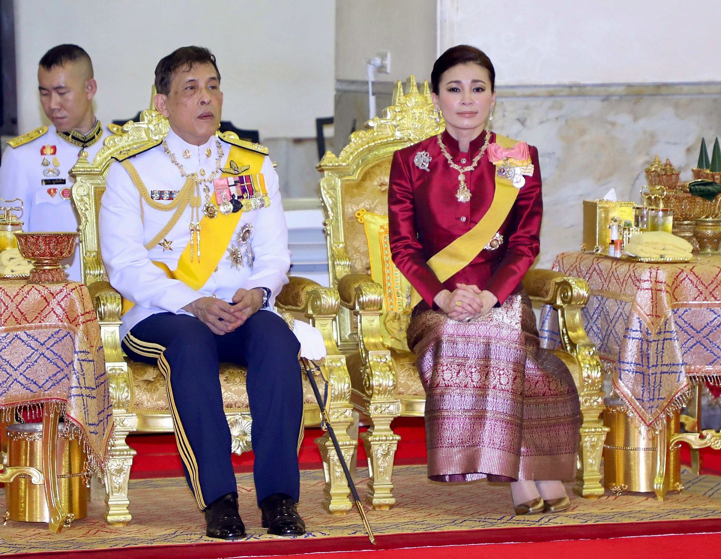2020年10月12日，泰国国王哇集拉隆功在寺庙参加佛教仪式，苏提达王后陪同。（AP）