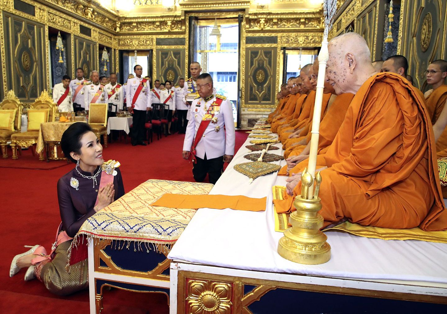 诗妮娜王妃陪同泰国国王哇集拉隆功在寺庙参加佛教仪式画面。（AP）