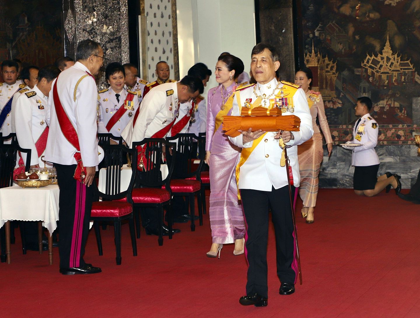 泰国国王哇集拉隆功在寺庙参加佛教仪式画面。（AP）