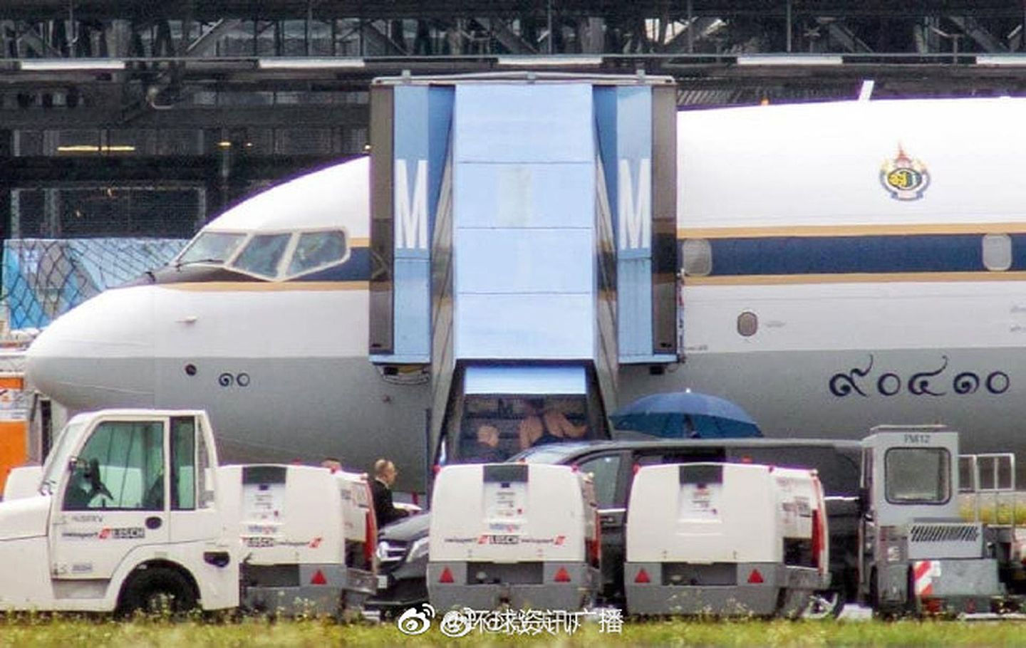 新加坡《联合早报》称，一大群人乘坐商务车8月28日到达德国慕尼黑机场，泰国皇家助手们都小跑前进，忙着搬运诗妮娜王妃的行李。（微博@环球资讯广播）