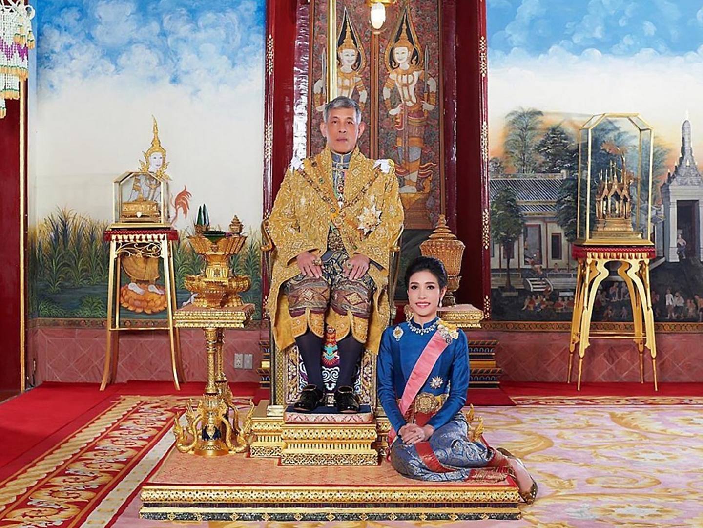 诗妮娜2019年7月被授予王室配偶头衔，泰国王室官方网站2019年8月26日公开册封及其个人照片。（AP）