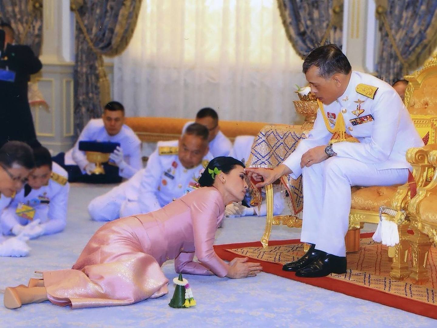2019年5月1日，哇集拉隆功加冕泰国国王前宣布四婚，王后为护卫队副司令官苏提达。（Reuters）