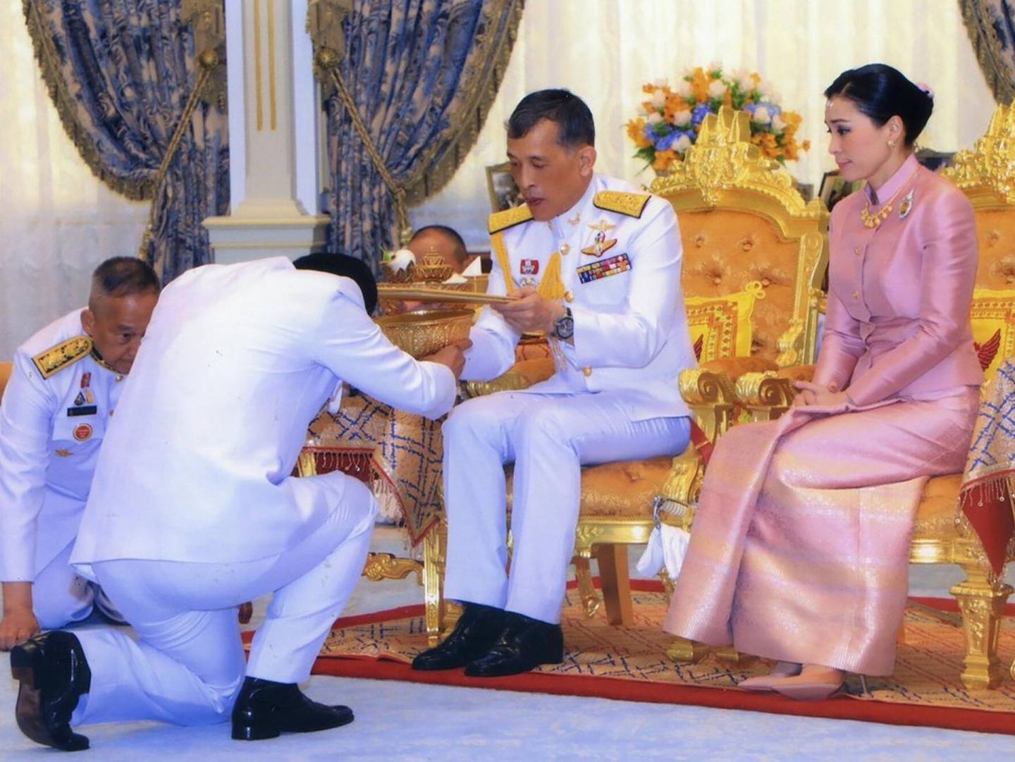 泰国王室2019年5月1日拍摄哇集拉隆功与苏提达在曼谷举行婚礼照片。（AFP）