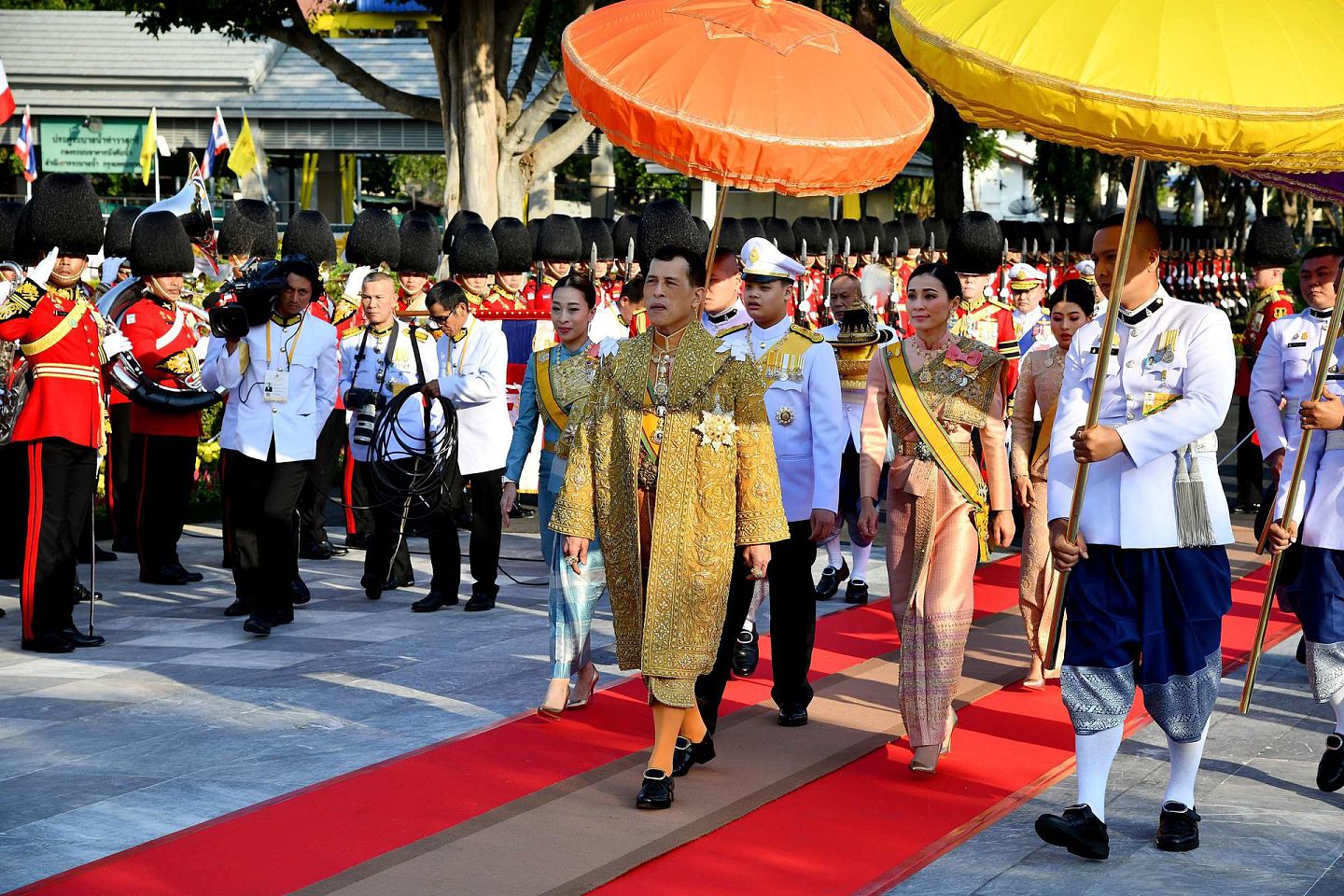 2019年12月12日，泰国国王哇集拉隆功主持皇家驳船游行活动仪式，这将是自2019年5月4日举行的吉祥加冕礼的最后一幕。（Reuters）