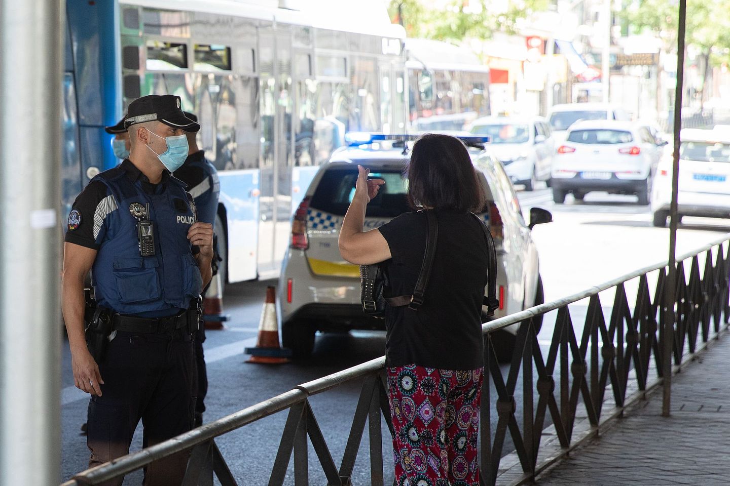 9月21日，在西班牙马德里瓦拉卡斯桥区，市民向警察询问限行措施。 （新华社）