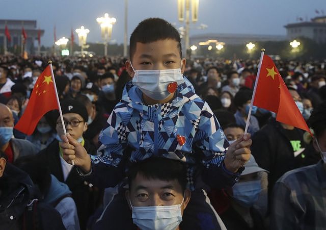 中国民众在国庆节前往北京天安门广场观看升旗。