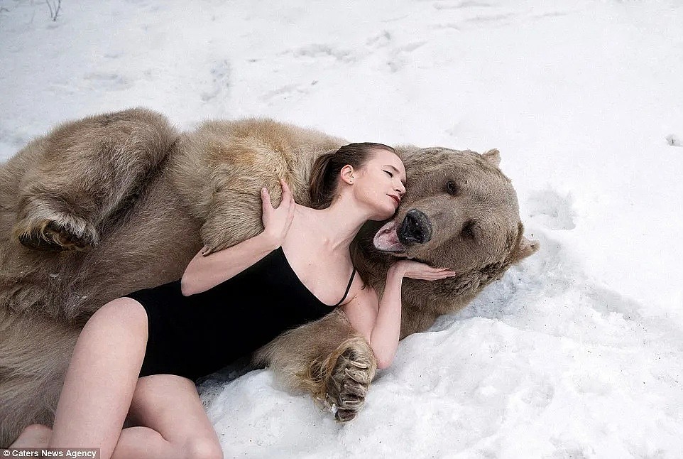 性感美女和一头700kg棕熊相拥而眠！无数男人羡慕嫉妒：这熊太有艳福（组图） - 6