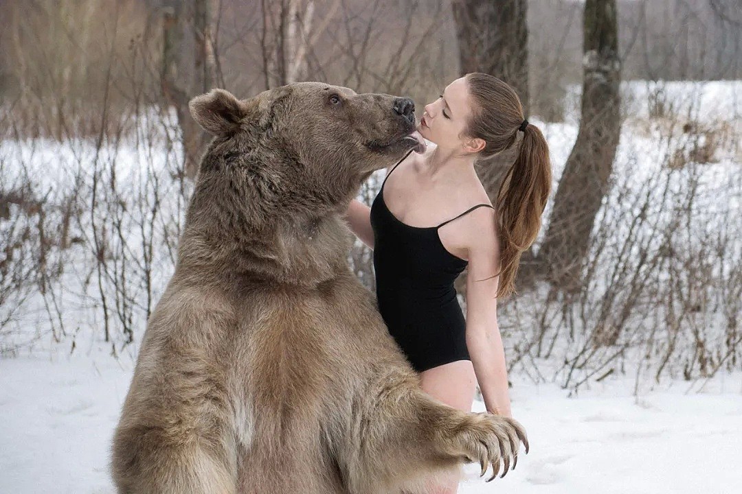 性感美女和一头700kg棕熊相拥而眠！无数男人羡慕嫉妒：这熊太有艳福（组图） - 5