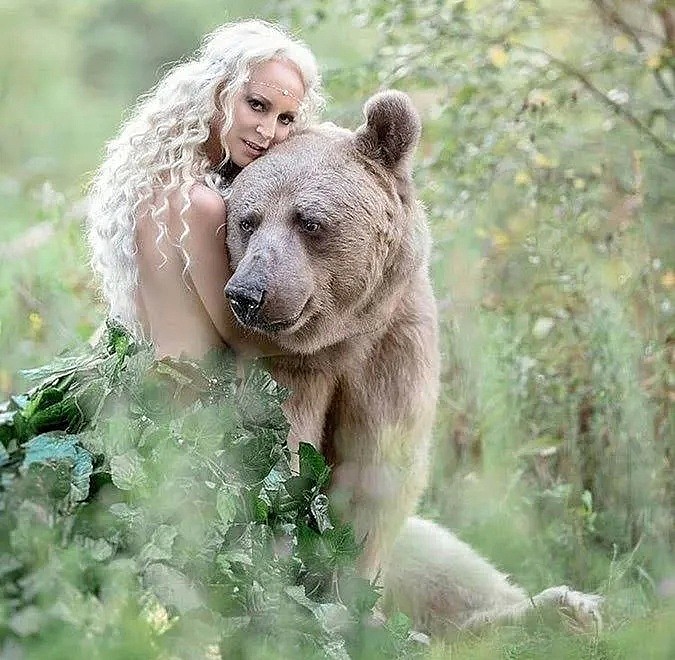 性感美女和一头700kg棕熊相拥而眠！无数男人羡慕嫉妒：这熊太有艳福（组图） - 4