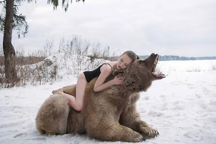 性感美女和一头700kg棕熊相拥而眠！无数男人羡慕嫉妒：这熊太有艳福（组图） - 7