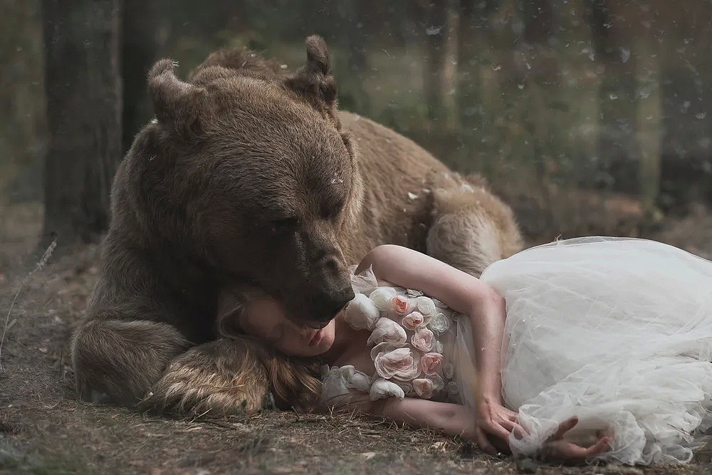 性感美女和一头700kg棕熊相拥而眠！无数男人羡慕嫉妒：这熊太有艳福（组图） - 8