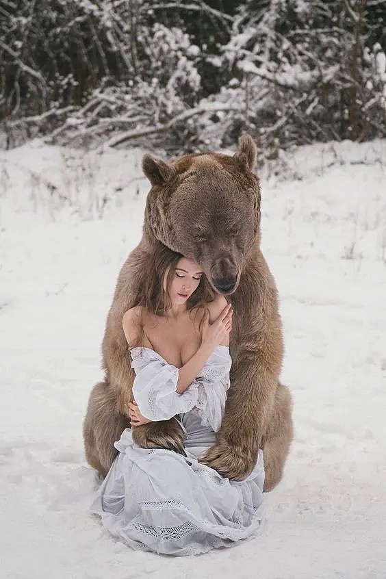 性感美女和一头700kg棕熊相拥而眠！无数男人羡慕嫉妒：这熊太有艳福（组图） - 9