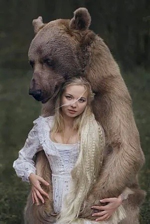 性感美女和一头700kg棕熊相拥而眠！无数男人羡慕嫉妒：这熊太有艳福（组图） - 11