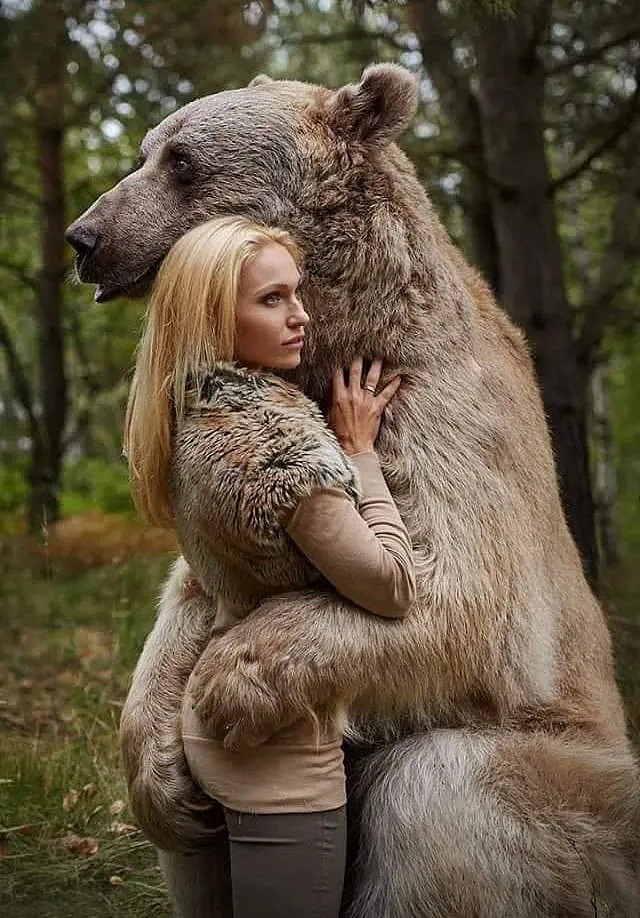 性感美女和一头700kg棕熊相拥而眠！无数男人羡慕嫉妒：这熊太有艳福（组图） - 12