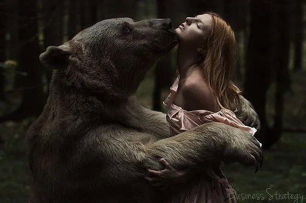 性感美女和一头700kg棕熊相拥而眠！无数男人羡慕嫉妒：这熊太有艳福（组图） - 14