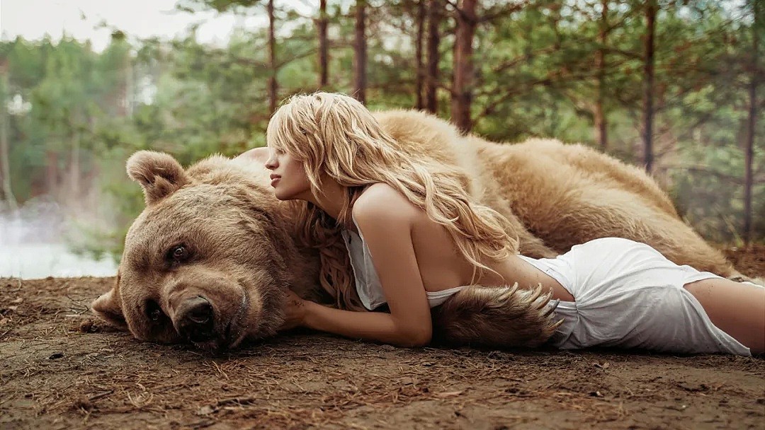 性感美女和一头700kg棕熊相拥而眠！无数男人羡慕嫉妒：这熊太有艳福（组图） - 15